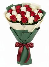 Букет Микс из красных и белых роз в Яблоновском