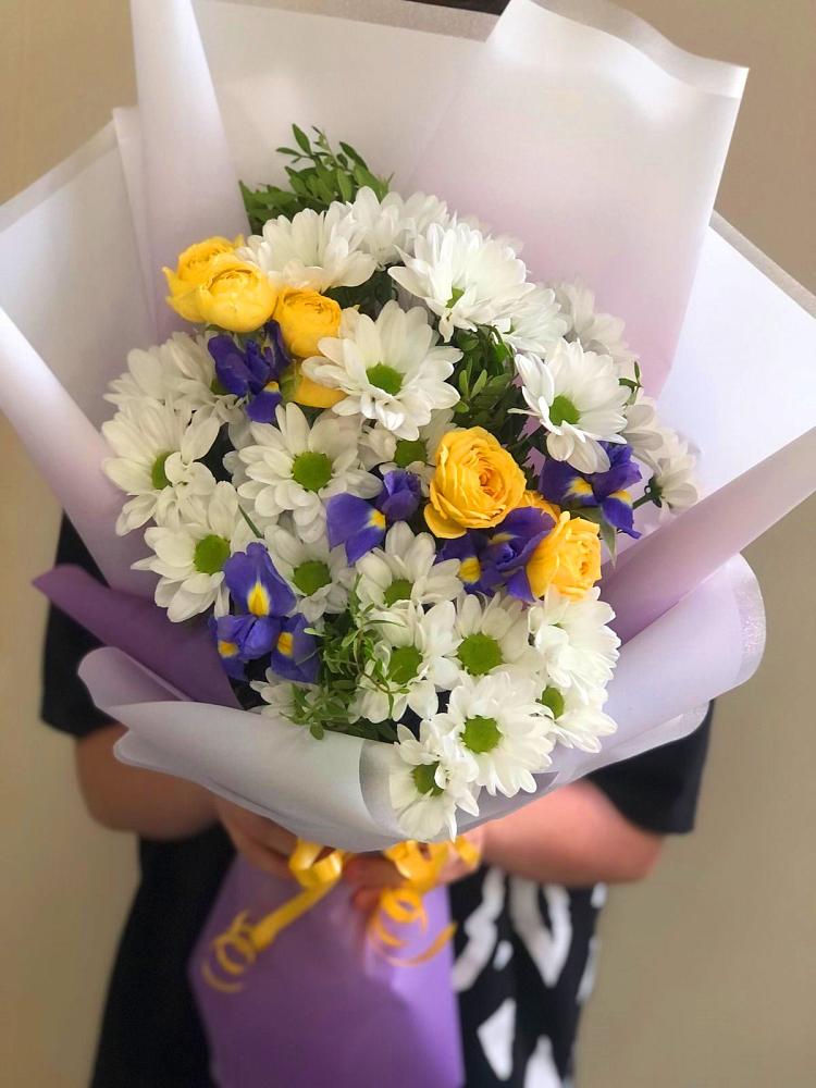 Букет цветов из: Ирисы, Хризантемы и Розы в Яблоновском