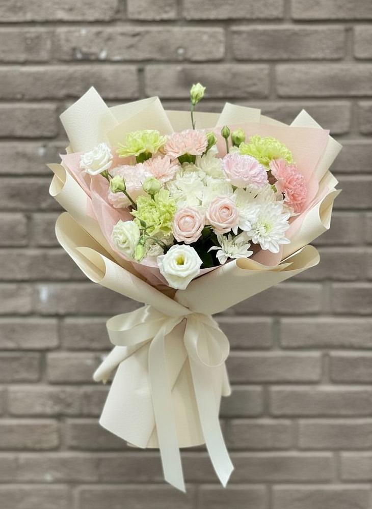 Букет цветов из: Гвоздики, Розы, Лизиантусы и Хризантемы в Яблоновском
