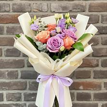 Букет цветов из:  Лизиантусы и Розы в Яблоновском