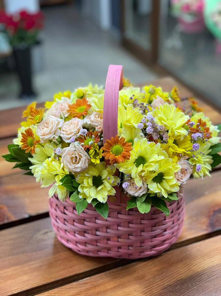 Цветочная композиция из Хризантемы и Розы в корзине в Яблоновском