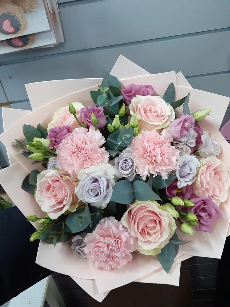 Букет цветов из: Розы, Гвоздики и Лизиантусы в Яблоновском